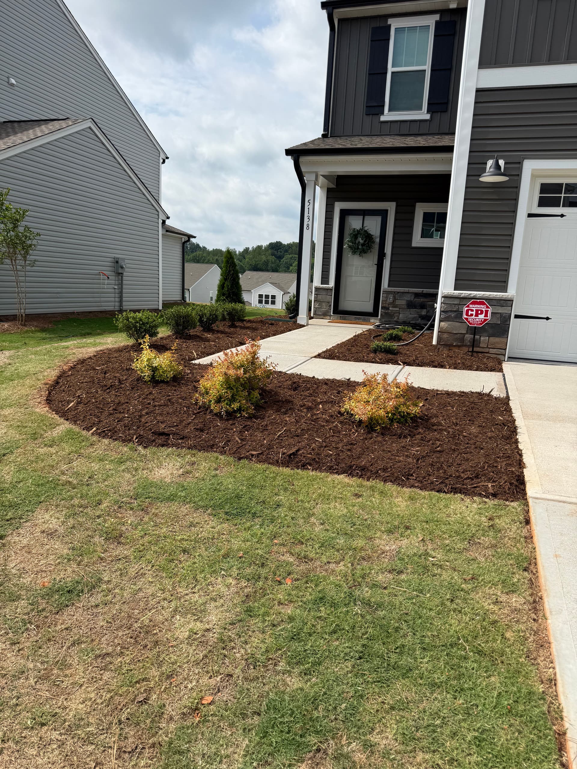 Gallery photos for Fresh Mulch and Bed Edging Gives This Home a Cleaner Look: Image #1