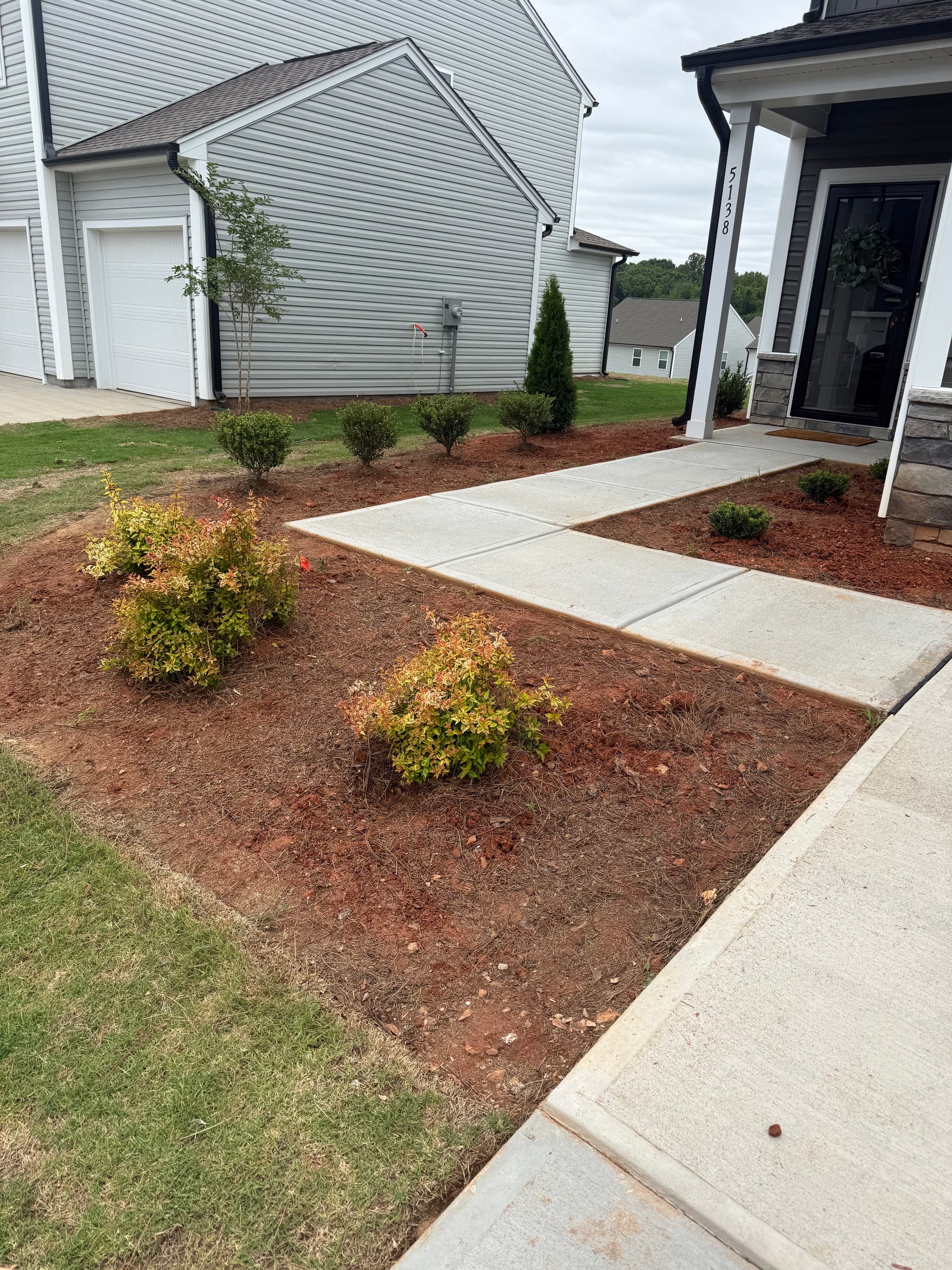 Fresh Mulch and Bed Edging Gives This Home a Cleaner Look image